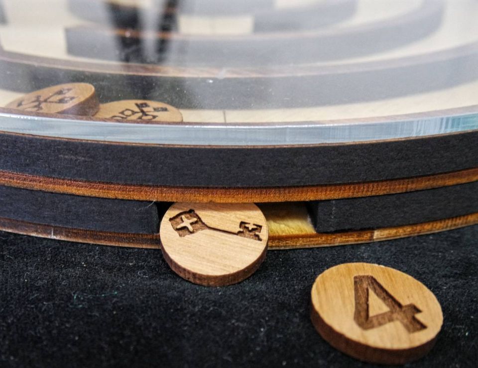 Disk Escape Maze for Escape Rooms