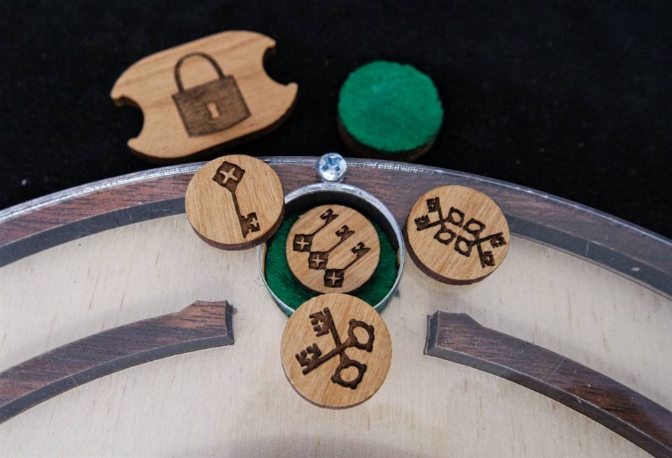 Disk Escape Maze for Escape Rooms