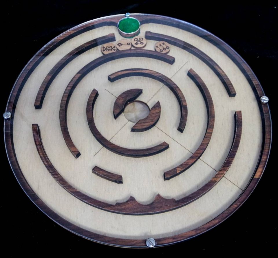 Disk Escape Maze for Escape Rooms